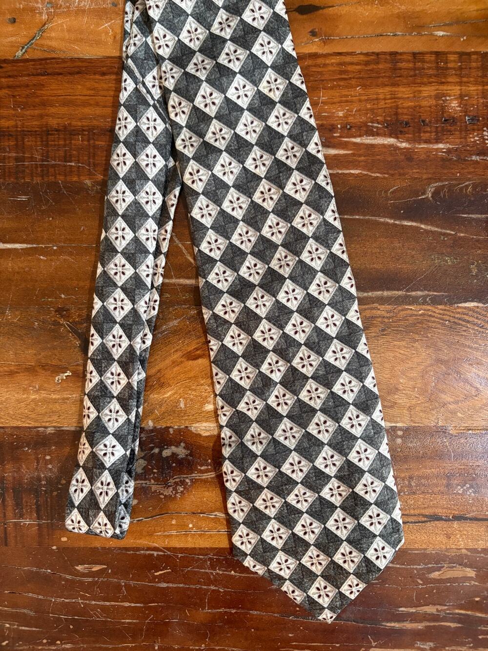 Alexander Lloyd Men’s Silk Tie Gray Cream Burgundy Geometric 62” Long